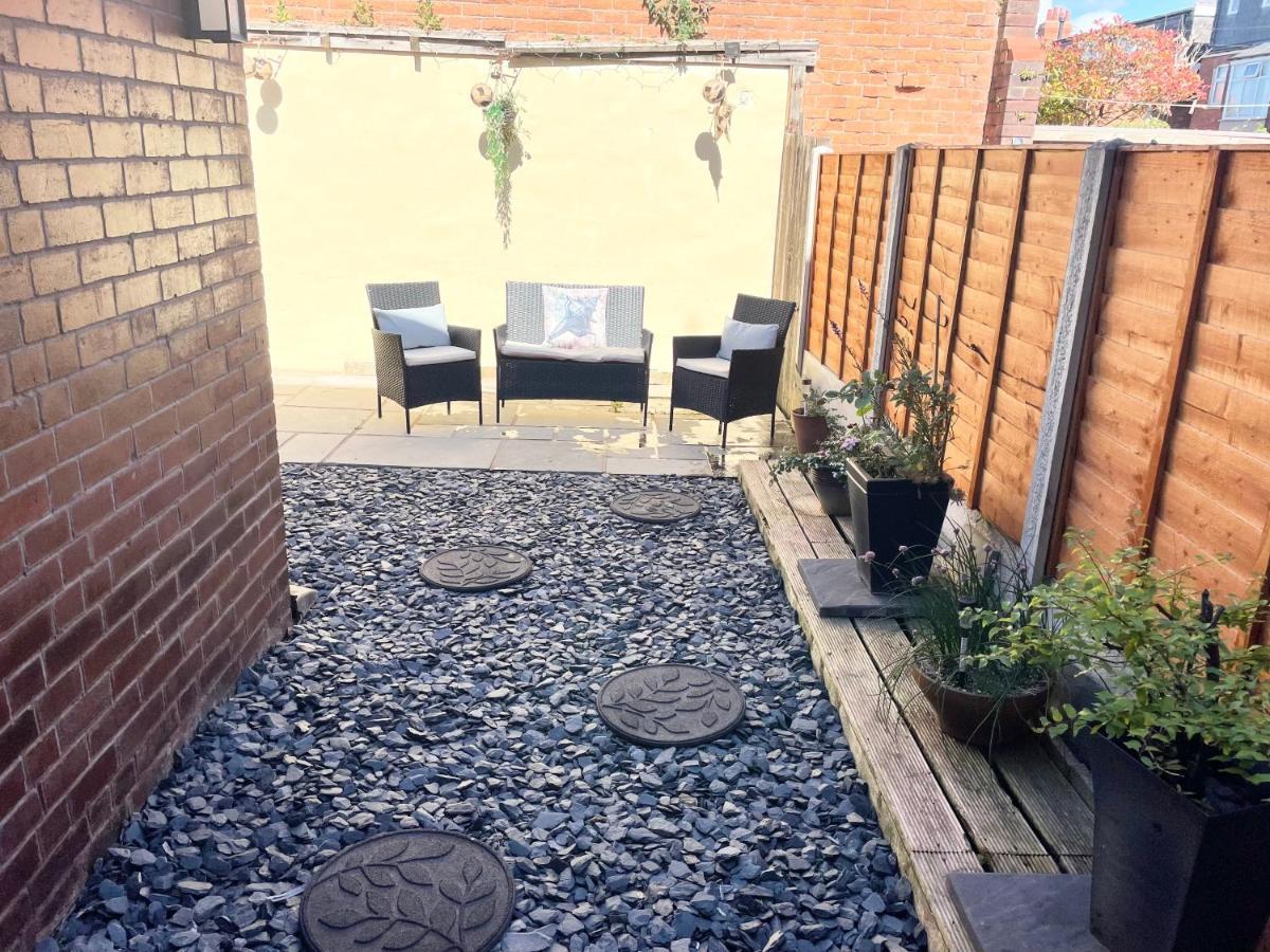 Entire Holiday Home In Blackpool With Free Parking And A Private Patio Garden Экстерьер фото