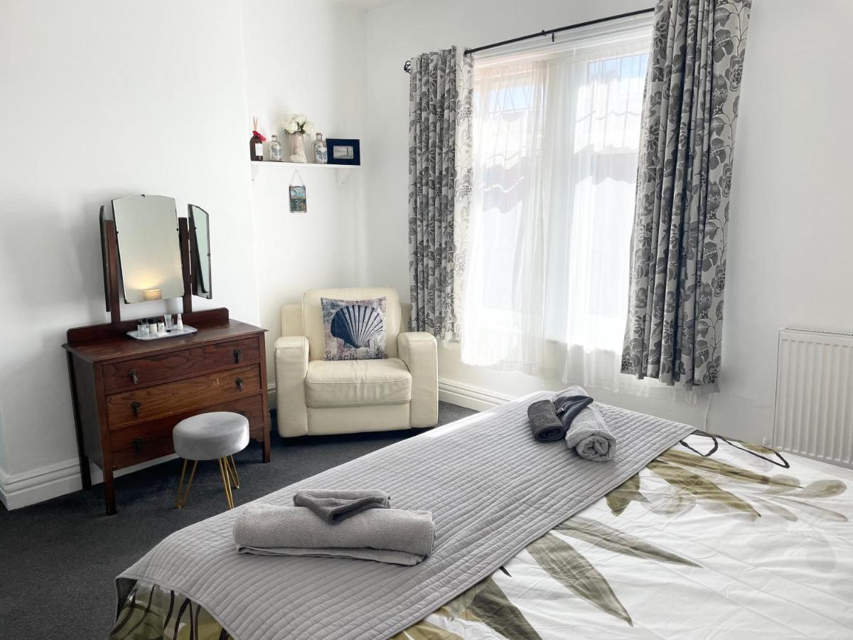 Entire Holiday Home In Blackpool With Free Parking And A Private Patio Garden Экстерьер фото