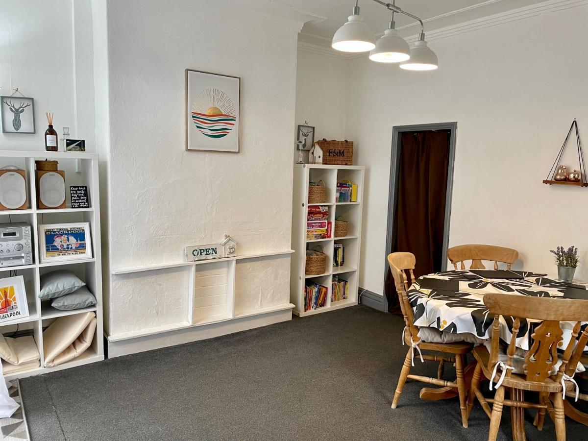 Entire Holiday Home In Blackpool With Free Parking And A Private Patio Garden Экстерьер фото
