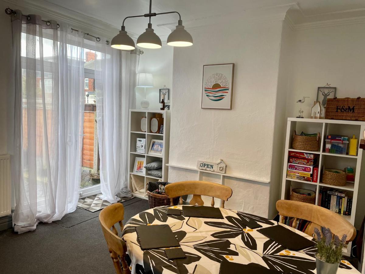 Entire Holiday Home In Blackpool With Free Parking And A Private Patio Garden Экстерьер фото