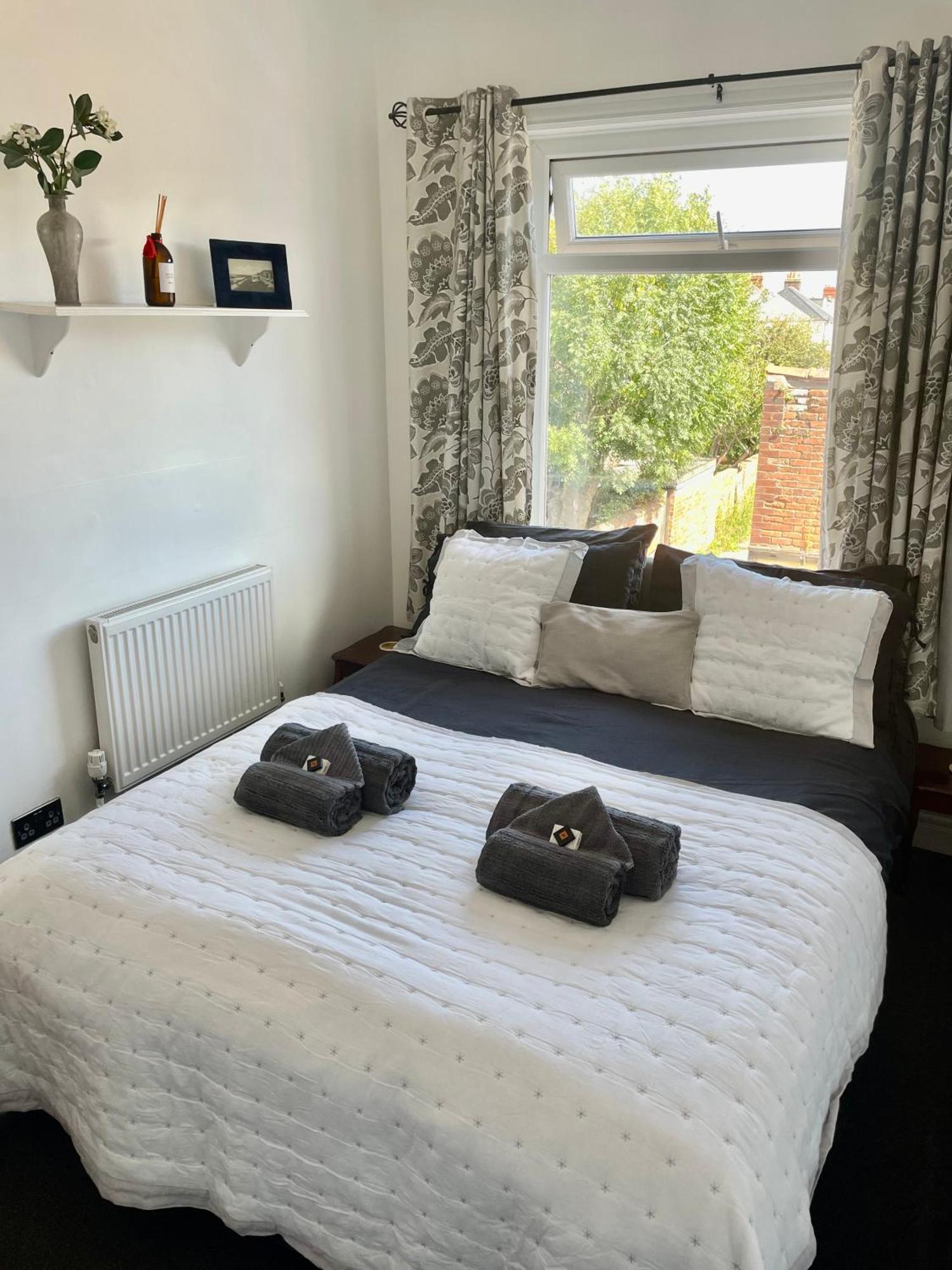 Entire Holiday Home In Blackpool With Free Parking And A Private Patio Garden Экстерьер фото