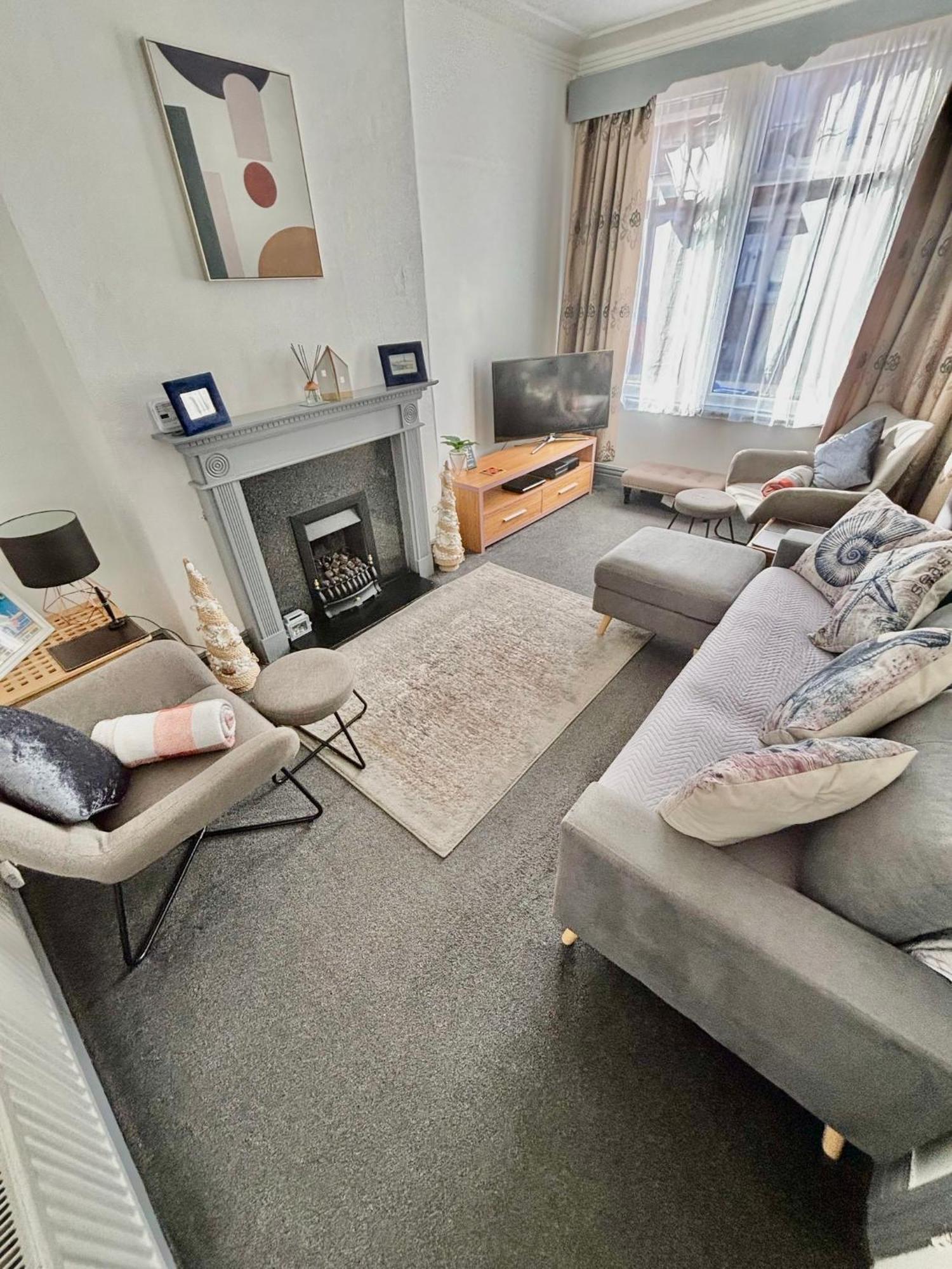 Entire Holiday Home In Blackpool With Free Parking And A Private Patio Garden Экстерьер фото